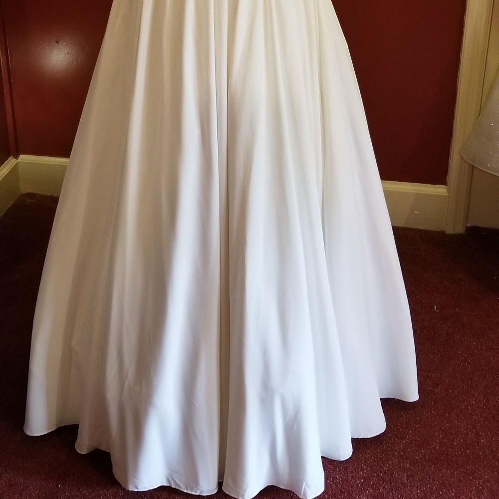 Ivory chiffon skirt, size 16. (skirt only)